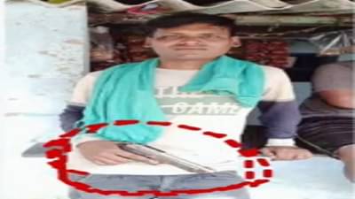 भाईगिरीची हौस, खोटी बंदूक घेऊन सोशल मीडियावर फोटो शेअर, पोलिसांनी पकडताच पितळ उघडं