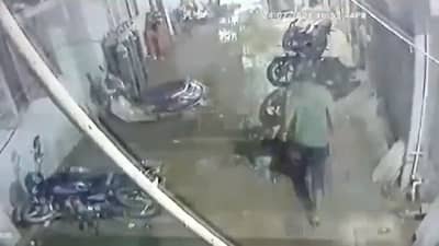 हॉटेलच्या पार्किंगमध्ये दुचाकी उभी केली, नंतर बघितलं तर गाडीच गायब, उल्हासनगरातील धक्कादायक घटना