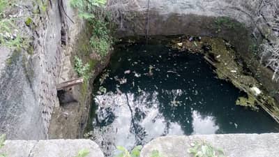 मनमाड हळहळलं ! विहिरीतून पाणी काढत असताना सासूचा तोल गेला, सूनेचा साडीचा पदर टाकून वाचवण्याचा प्रयत्न, पण.....