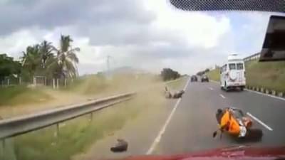 Video | कारचालकाच्या मस्तीची दुचाकीस्वारांना शिक्षा, भीषण अपघाताचा व्हिडीओ व्हायरल