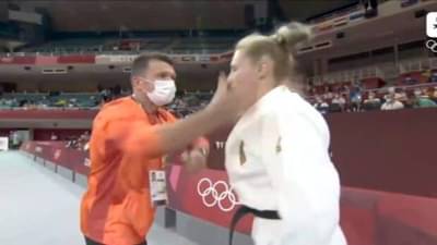 Video | मैदानात उतरण्यापूर्वी कोचने खेळाडूच्या कानशिलात लगावली, व्हिडीओ एकदा पाहाच