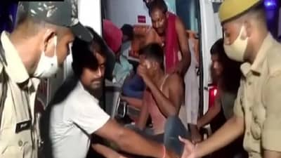 उत्तर प्रदेशात भीषण अपघात, बसमध्ये 135 प्रवासी झोपेत असताना काळाचा घाला, देशाला हादरवणारी घटना