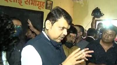 नायगाव पोलीस वसाहतीतील पोलीस कुटुंबीयांना नोटीसा; फडणवीस म्हणतात, निर्णयाला स्थगिती द्या