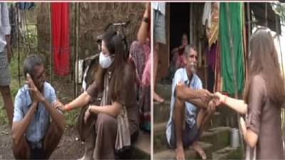 VIDEO : धीर तरी कसा देऊ, हातावर नोटा ठेवून उर्मिला मातोंडकर ढसाढसा रडल्या