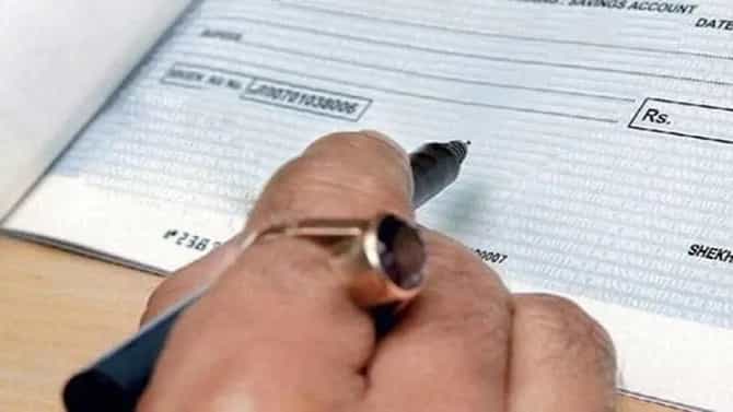 SBI मध्ये खाते असलेल्यांनी चेकबुकचे नियम अवश्य वाचा, अन्यथा अडचण होणार