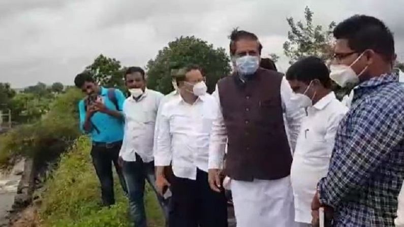 वडेट्टीवार म्हणाले, खात्यावर पैसे पाठवू, पृथ्वीराज चव्हाण म्हणतात, बँक खाते नाही त्यांना रोख रक्कम द्या! वडेट्टीवार म्हणाले, खात्यावर पैसे पाठवू, पृथ्वीराज चव्हाण म्हणतात, बँक खाते नाही त्यांना रोख रक्कम द्या!