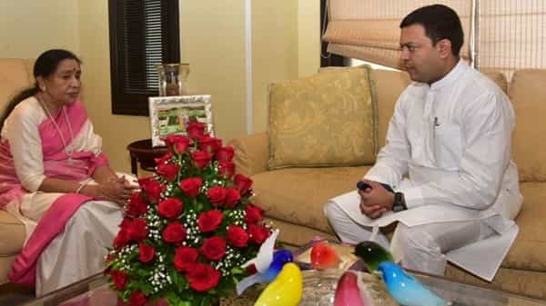 ‘महाराष्ट्र भूषण’ पुरस्कारासाठी ज्येष्ठ गायिका आशा भोसले यांची एकमताने निवड करणे हा राज्य सरकारचा बहुमानच असल्याचं सांस्कृतिक कार्यमंत्री अमित देशमुख यांनी सांगितलं आहे. तर ‘महाराष्ट्र भूषण’ पुरस्कार म्हणजे घरच्यांकडून झालेलं कौतुक आहे, या शब्दात श्रीमती आशा भोसले यांनी आपल्या भावना व्यक्त केल्या आहेत.