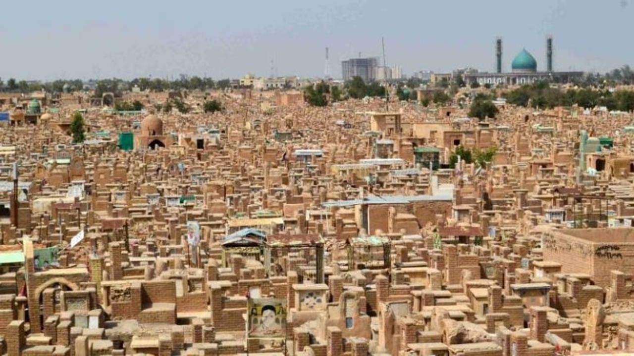 जगभरात मृतदेहांवर वेगवेगळ्या प्रकारे अंत्यसंस्कार केले जातात. त्यातील सर्वाधिक प्रचलित मार्ग म्हणजे मृतदेह दफन करणे. यासाठी ठिकठिकाणी दफनभूमी बनवण्यात आल्यात. मात्र, वादी-ए-सलाम (Wadi al-Salam cemetery) जगातील सर्वात मोठी दफनभूमी आहे. 