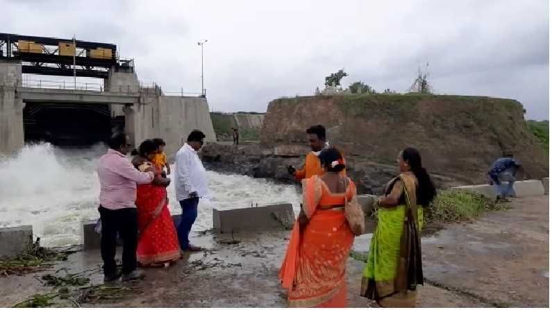 पर्यटकांची बेपर्वाई, नांदूर मध्यमेश्वर धरणातून विसर्ग सुरु असूनही सेल्फी फोटोग्राफीसाठी गर्दी