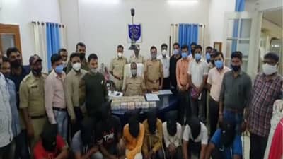 प्रवाशांच्या डोळ्यात मिर्चीपूड टाकत कारवर सिनेस्टाईल दरोडा, 22 लाख लुटणारे आठ आरोपी गजाआड