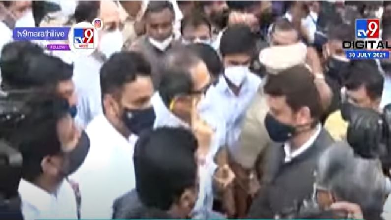 VIDEO | कोल्हापुरात उद्धव-फडणवीस पहाणी करता करता एकमेकांना समोरा समोर भेटले VIDEO | कोल्हापुरात उद्धव-फडणवीस पहाणी करता करता एकमेकांना समोरा समोर भेटले