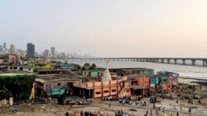 वरळी कोळीवाड्यामागे समुद्राला लागून अनधिकृत बांधकामं, स्थानिकांची पालिका अधिकाऱ्यांकडे धाव