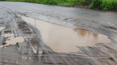 बदलापूरहून मुरबाडकडे जाणाऱ्या रस्त्याची चाळण, रस्त्यावर 10 फूट लांबीचे खड्डे, वाहन चालकांची कसरत