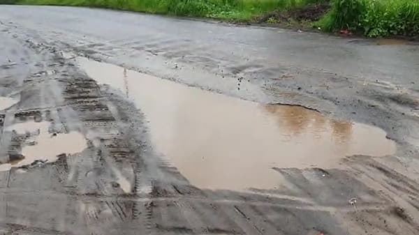 बदलापूरहून मुरबाडकडे जाणाऱ्या रस्त्याची चाळण, रस्त्यावर 10 फूट लांबीचे खड्डे, वाहन चालकांची कसरत