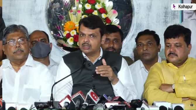 पूरग्रस्तांचं कर्ज माफ करा, नियमित कर्ज भरणाऱ्यांचे 50 हजार रुपये तातडीने द्या; देवेंद्र फडणवीस यांची मागणी