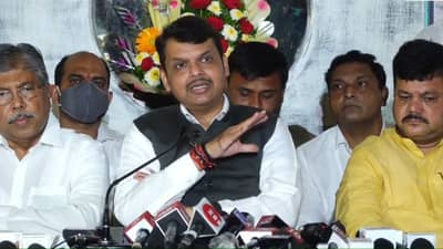 पूर संरक्षक भिंत चीनच्या भिंतीसारखी सरसकट बांधता येणार नाही, फडणवीसांचा मुख्यमंत्र्यांना टोला