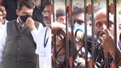 मारुती साक्षय आमचा, तुम्ही शब्द दिलता, पण दोन वर्ष कुणीच बघितलं नाय आमच्याकडं, आता तुमी परत आलाय; ग्रामस्थानं फडणवीसांना सुनावलं