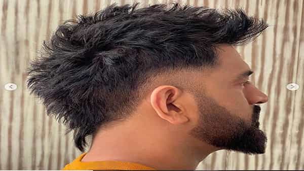 जागातिक क्रिकेटमधील सर्वात प्रसिद्ध खेळाडूंमधील एक खेळाडू म्हणजे महेंद्रसिंह धोनी (Mahendrasingh dhoni). भारताचा माजी कर्णधार धोनीचे चाहते लाखोंच्या घरात असून धोनीने कोणतीही गोष्ट केली तरी चाहते त्याला डोक्यावर घेतात. आता त्याने नवी हेअरस्टाईल केल्यानंतरही चाहत्यांनी त्याच्या नव्या फोटोंना डोक्यावर घेतलं आहे.