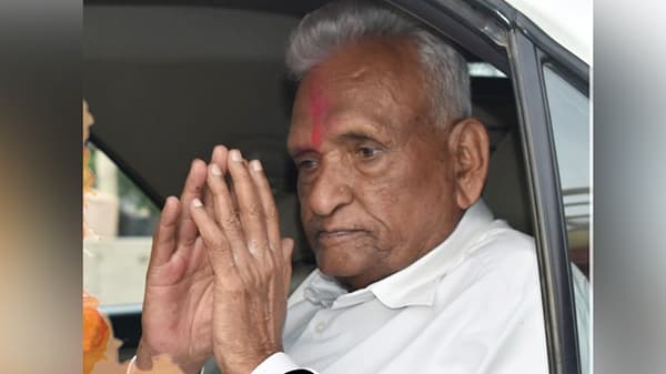राजकारणातील अजातशत्रू हरपला, ज्येष्ठ नेते गणपतराव देशमुख यांचं निधन