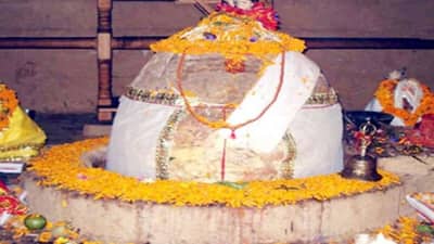 दर 12 वर्षांनी घडतो अद्भुत चमत्कार, आकाशातून वीज कोसळून शिवलिंग भंग पावते आणि पुन्हा जोडलेही जाते