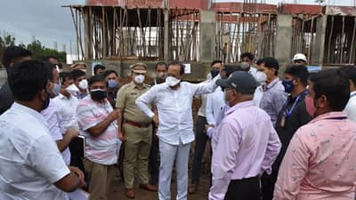 सतर्क राहा, पण तिसऱ्या लाटेचा विकास कामांवर परिणाम होऊ देऊ नका; अजितदादांचा अधिकाऱ्यांना कानमंत्र