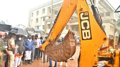 450 कर्मचारी, 20 जेसीबी, 20 डंपर-घंटागाड्या, पुरानंतर महाडच्या महास्वच्छता अभियानाला सुरुवात