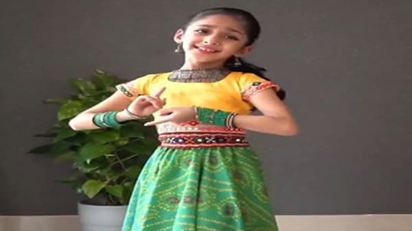 Vidral | लाँग स्कर्ट-चोळी घालून छोट्या मुलीचा गोड डान्स, व्हिडीओ पाहून नेटकरी भारावले