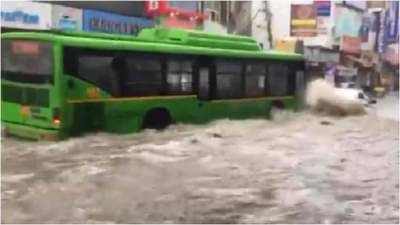 Video | रस्त्यावर, पुलावर पाणीच पाणी, बसचे झाले जहाज, व्हिडीओ सोशल मीडियावर व्हायरल