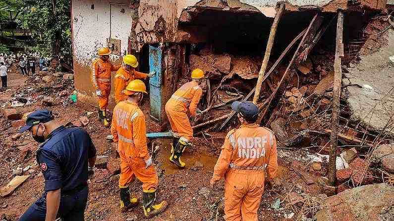 महाराष्ट्रातही मुसळधार पावसाने हाहाकार माजवला. त्यामुळे अनेक लोकांना आपला जीव गमवावा लागला. हा फोटो रत्नागिरीतील पूरस्थितीचा आहे.