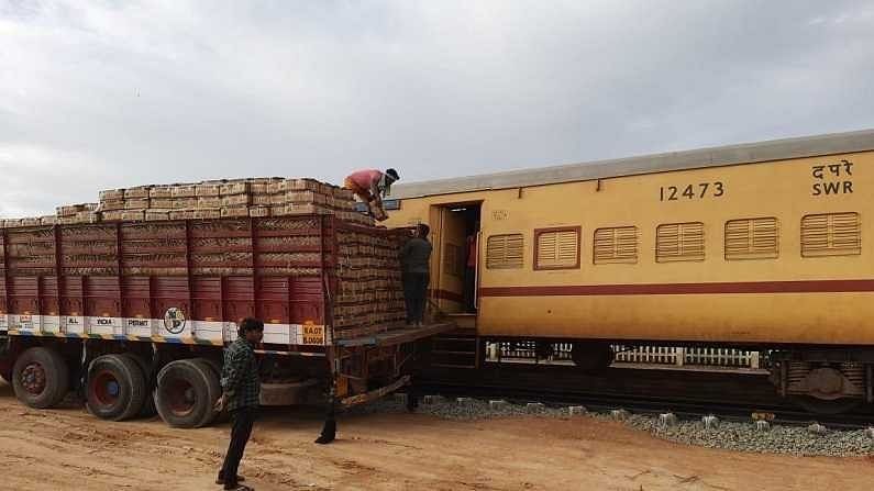मालवाहतुकीच्या क्षेत्रात रेल्वेची जोरदार मुसंडी; एका क्लिकवर मिळणार गोदाम आणि लोकेशनची माहिती मालवाहतुकीच्या क्षेत्रात रेल्वेची जोरदार मुसंडी; एका क्लिकवर मिळणार गोदाम आणि लोकेशनची माहिती