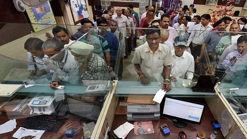 SBI च्या कामचुकार कर्मचाऱ्यांची तक्रार कशी कराल; जाणून घ्या संपूर्ण प्रक्रिया SBI च्या कामचुकार कर्मचाऱ्यांची तक्रार कशी कराल; जाणून घ्या संपूर्ण प्रक्रिया
