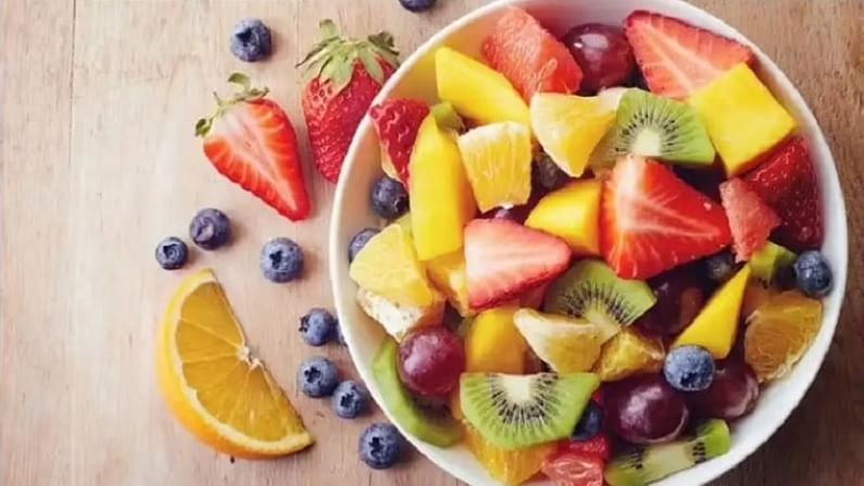 आपण आपल्या आहारात हंगामी फळांचा समावेश करावा. हे अँटी-ऑक्सिडंट्समध्ये समृद्ध आहे. जे रोग प्रतिकारशक्ती वाढवण्यास आणि संसर्ग टाळण्यास मदत करते. आपण आपल्या आहारात बेरी, लीची, स्ट्रॉबेरी, डाळिंब इत्यादी गोष्टींचा वापर केला पाहिजे. या गोष्टी केवळ तुमच्या आरोग्यासाठी चांगल्या नाहीत तर आहारातील फायबरमध्ये समृद्ध आहेत ज्यामुळे वजन कमी होण्यास मदत होते.