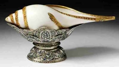 Benefits of Shankha : देवाच्या पूजेत का वाजवला जातो शंख? जाणून घ्या शंखाने पाणी शिंपडण्याचे फायदे