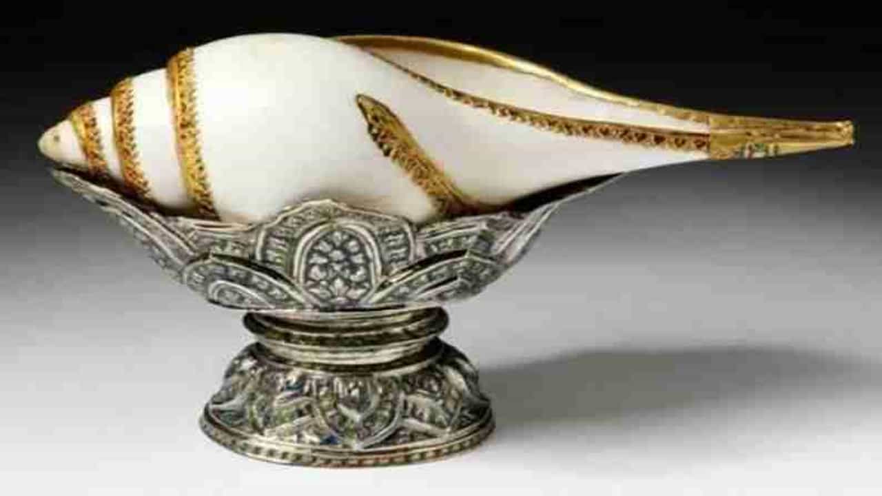 Benefits of Shankha : देवाच्या पूजेत का वाजवला जातो शंख? जाणून घ्या शंखाने पाणी शिंपडण्याचे फायदे