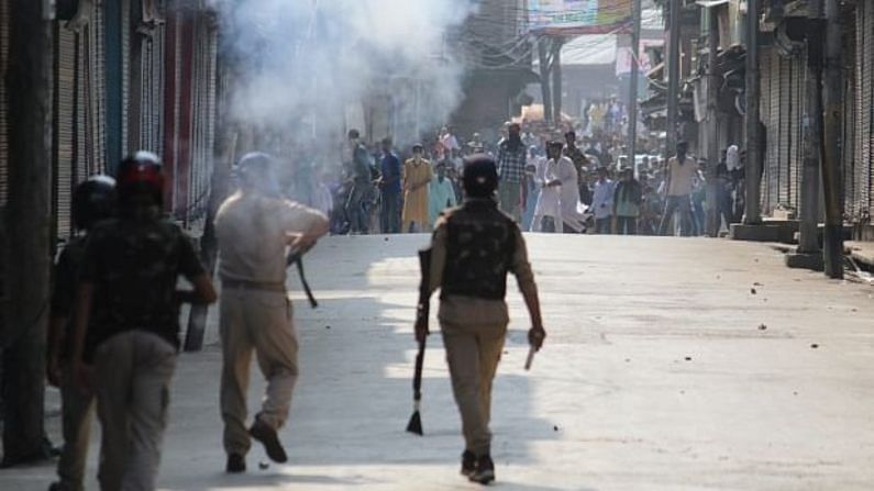 Jammu-Kashmir : दगडफेक करणाऱ्यांना झटका, आता ना सरकारी नोकरी, ना परदेश प्रवास