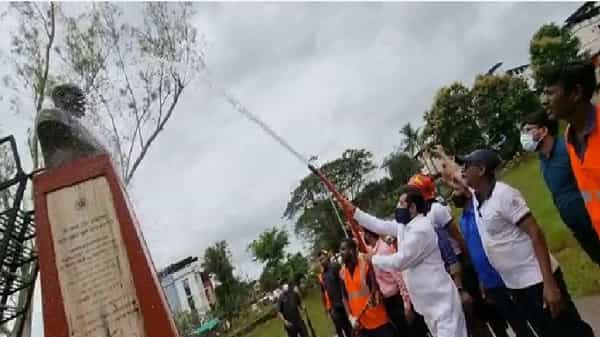 रायगड, महाड : महाडमधील महास्वच्छता अभियानाच्या दुसऱ्या दिवशी नगरविकास मंत्री एकनाथ शिंदे यांनी शहरातील सामाजिक क्रांतीचे प्रतीक असलेल्या डॉ. बाबासाहेब आंबेडकर यांच्या पदस्पर्शाने पावन झालेल्या क्रांतिभूमीवरील स्मारकाची स्वच्छता केली. त्यासोबतच महाड शहरातील मध्यभागी असलेल्या छत्रपती शिवाजी महाराजांच्या पुतळ्याच्या परिसराची स्वच्छता करून अनोखा सामाजिक संदेश दिला.