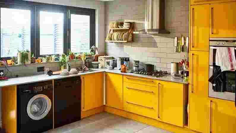 Kitchen Vastu Tips : स्वयंपाकघरातील वास्तू दोषांमुळे घरात होतो कलह आणि पैशाची कमतरता वेळीच करा दूर