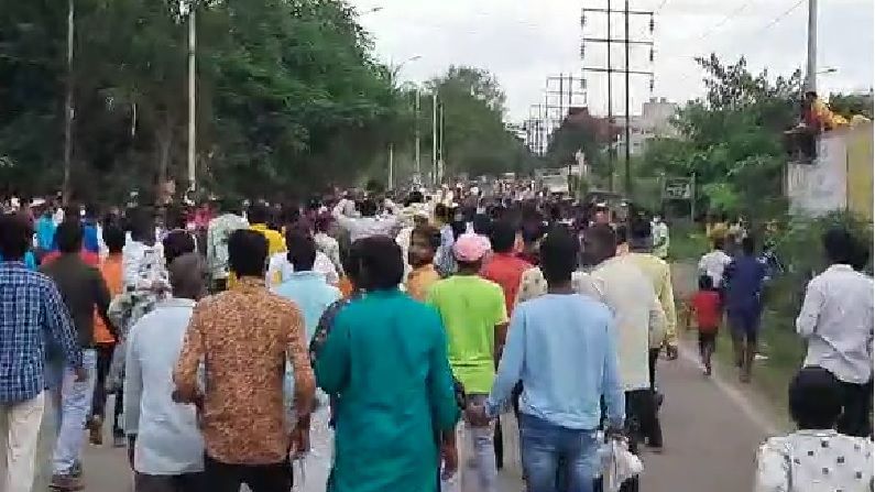 Video | सोलापुरात म्हशी पळवण्याच्या कार्यक्रमात लोकांची मोठी गर्दी, कोरोना नियमांना हरताळ