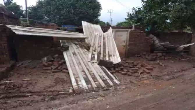 कुणी मदत देता का मदत ? अंकलीतल्या झोपडपट्टी पूरग्रस्तांची मदतीसाठी ठाकरे सरकारकडे याचना
