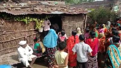 आता समजावतोय, पुढच्या वेळी..., खेड्या गावातील महिलांचा एल्गार, दारु विक्रेत्यांच्या घरी जावून समज