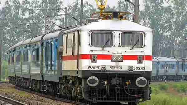गणेशोत्सवानिमित्त कोकण वासियांसाठी रेल्वेचं मोठं गिफ्ट, वातानुकूलित विशेष गाड्या उपलब्ध होणार