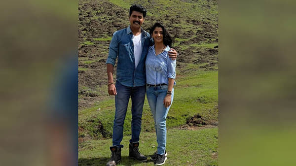 छोट्या पडद्यावरची सुपरहिट मालिका ‘राजा राणीची गं जोडी’ (Raja Rani Chi Ga Jodi) सध्या खूपच चर्चेत आली आहे. या मालिकेतील लोकप्रिय जोडी रणजीत ढाले-पाटील आणि संजीवनी ढाले-पाटील प्रेक्षकांना चांगलेच भावले आहेत.