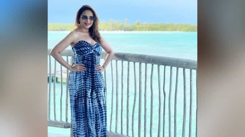 बॉलिवूड अभिनेत्री माधुरी दीक्षित सध्या सोशल मीडियावर खूप सक्रिय आहे. ती तिच्या वैयक्तिक आयुष्याशी संबंधित अपडेट शेअर करताना दिसतेय. तिनं नुकतंच तिचा एक थ्रोबॅक फोटो शेअर केला आहे ज्यात तिची ग्लॅमरस स्टाईल दिसत आहे.