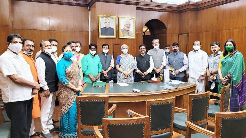 पंचनाम्याची वाट न पाहता व्यापाऱ्यांना विम्याची 50 टक्के रक्कम तातडीने द्या; राष्ट्रवादी, शिवसेनेचे खासदार सीतारामन यांना भेटले पंचनाम्याची वाट न पाहता व्यापाऱ्यांना विम्याची 50 टक्के रक्कम तातडीने द्या; राष्ट्रवादी, शिवसेनेचे खासदार सीतारामन यांना भेटले