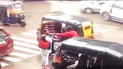 वकील रस्त्याने जात असताना अचानक दुचाकीवरुन दोन जण आले, मोबाईल हिसकावला आणि....