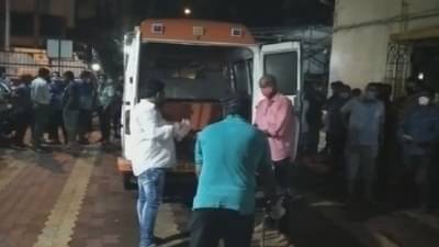 दुर्गंध कुठून येतोय, घरातून येतोय? सोसायटीतील रहिवाशांनी माजी नगरसेवकाला बोलावलं, दरवाजा तोडला तर धक्कादायक प्रकार उघड