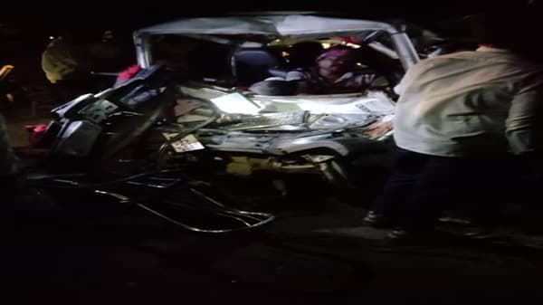 सांगोल्यात भीषण अपघात, ओमनी चक्काचूर, 3 जणांचा जागीच मृत्यू, 9 जखमी