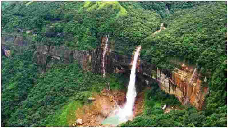 मेघालयातील नोहकलिकाई धबधबा भारतातील सर्वात उंच आणि सुंदर धबधब्यांपैकी एक आहे. त्याची उंची सुमारे 1100 फूट आहे. या धबधब्याचे नाव देण्यामागे एक कथा आहे. असे म्हटले जाते की एका स्थानिक मुलीने सरळ उंच कड्यावरून उडी मारली होती, जिचे नाव लिकाई होते. या धबधब्याचे नाव नोहका-लिकाई असे ठेवले गेले.