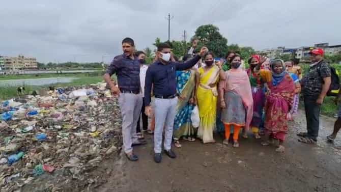 केडीएमसीच्या शून्य कचरा मोहिमेचे तीन तेरा, माजी नगरसेवकासह नागरिकांचा कचरा पेटवून निषेध