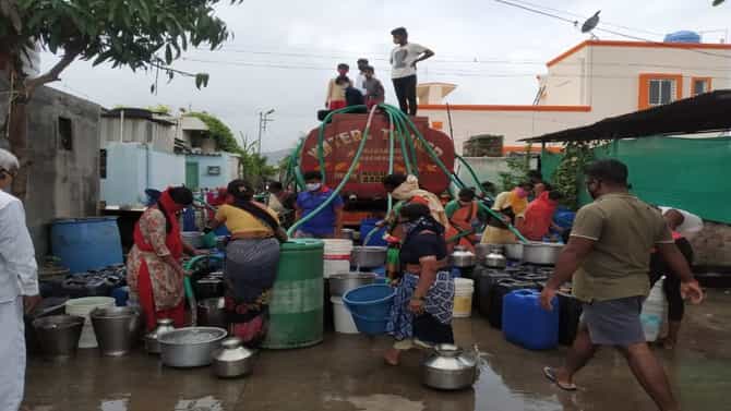 पाण्यासाठी उरुळी देवाची गावातील नागरिकांची जीवघेणी कसरत